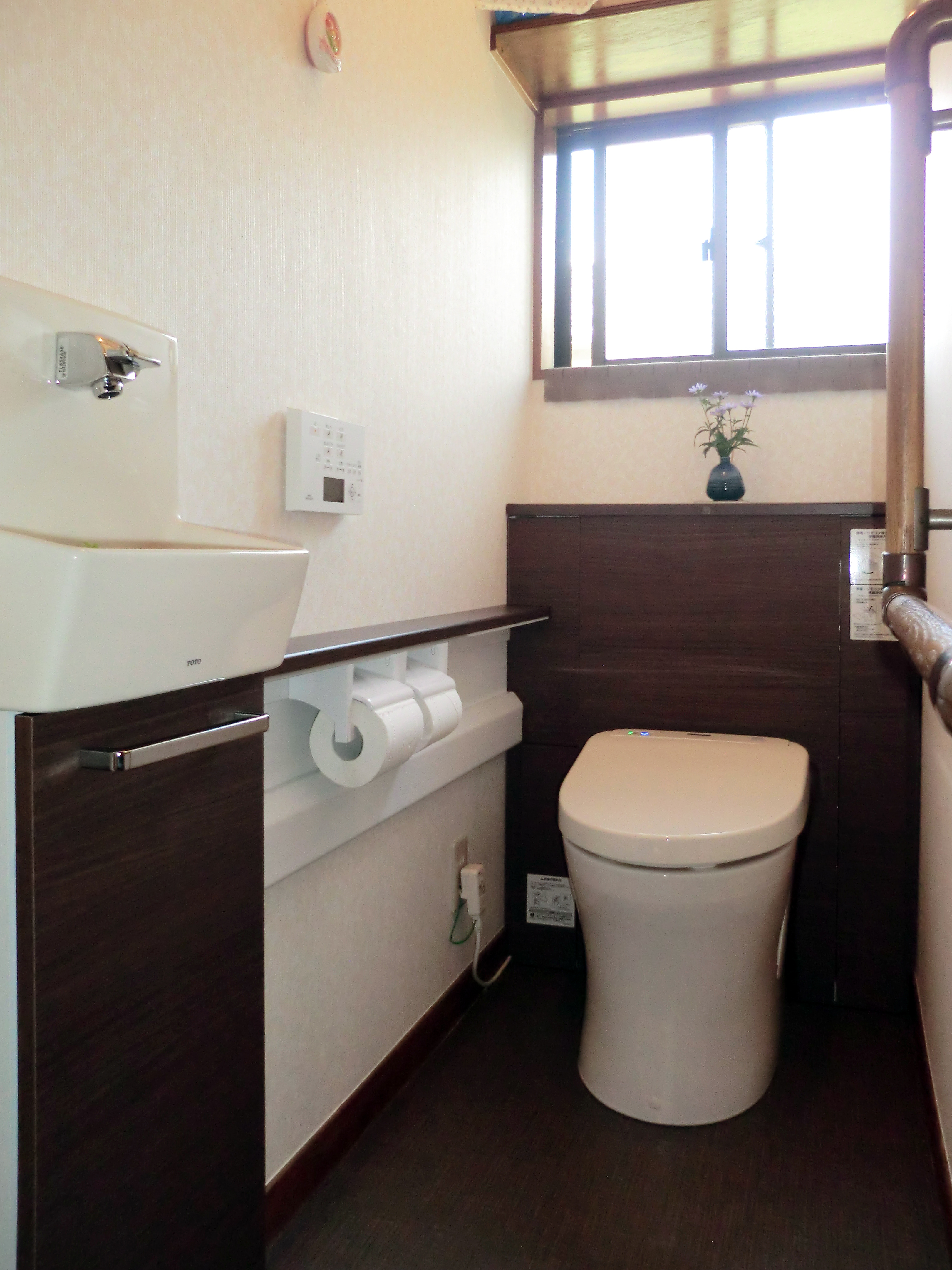 ウォシュレット水漏れからの手洗い付きトイレにリフォーム サンプロリフォーム施工費用事例