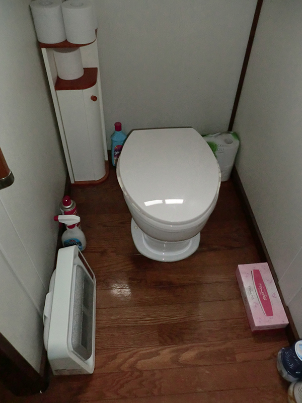 トイレの水洗化と掃除のしやすい床へリフォーム サンプロリフォーム施工費用事例